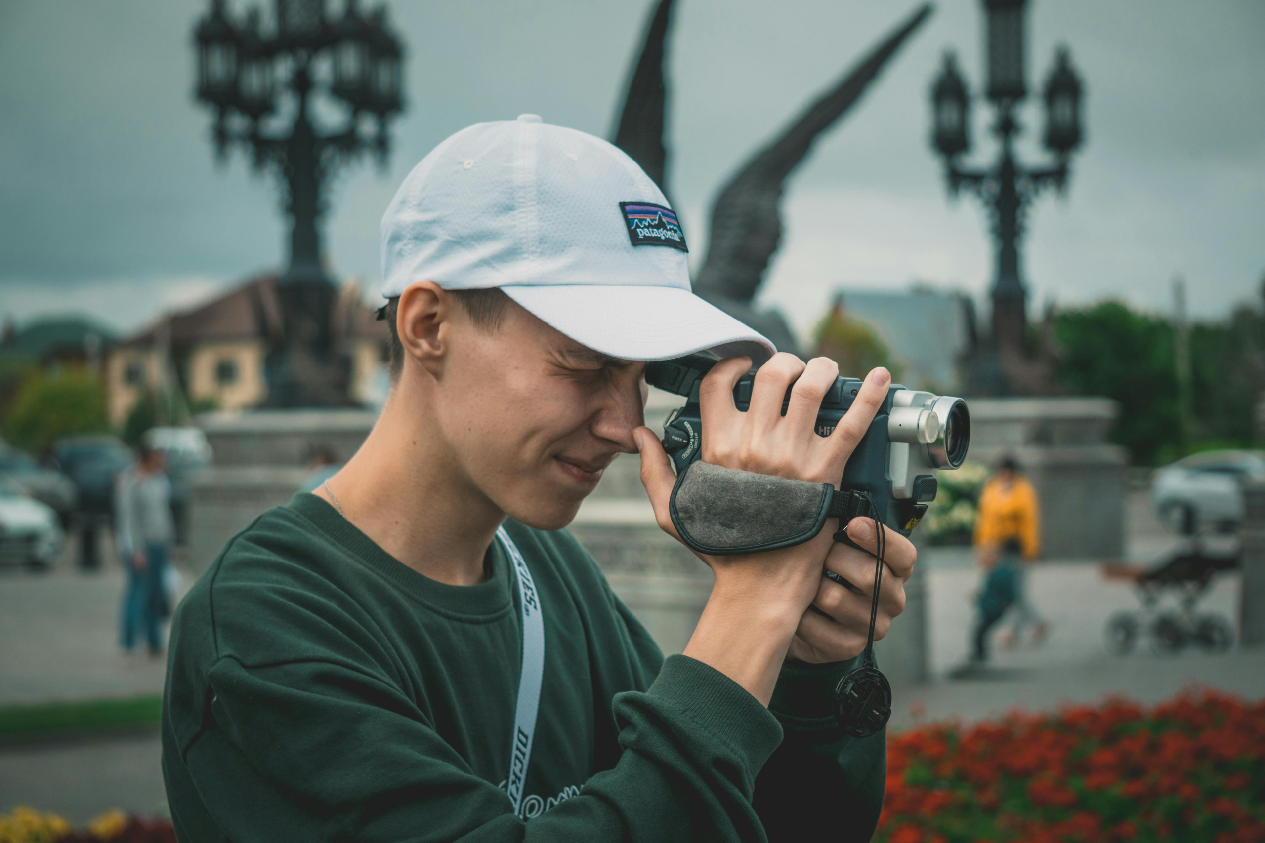 jeune homme filme avec un caméscope mini DV